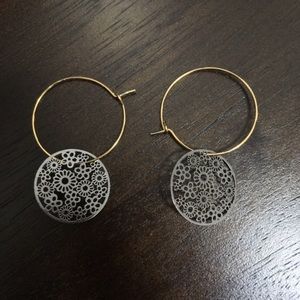 Exquisite flower pattern earrings